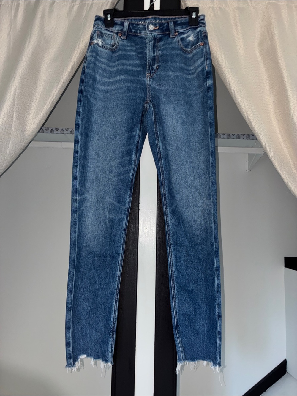 AE - Distressed High Rise Mom Jean - Picture 3 of 8